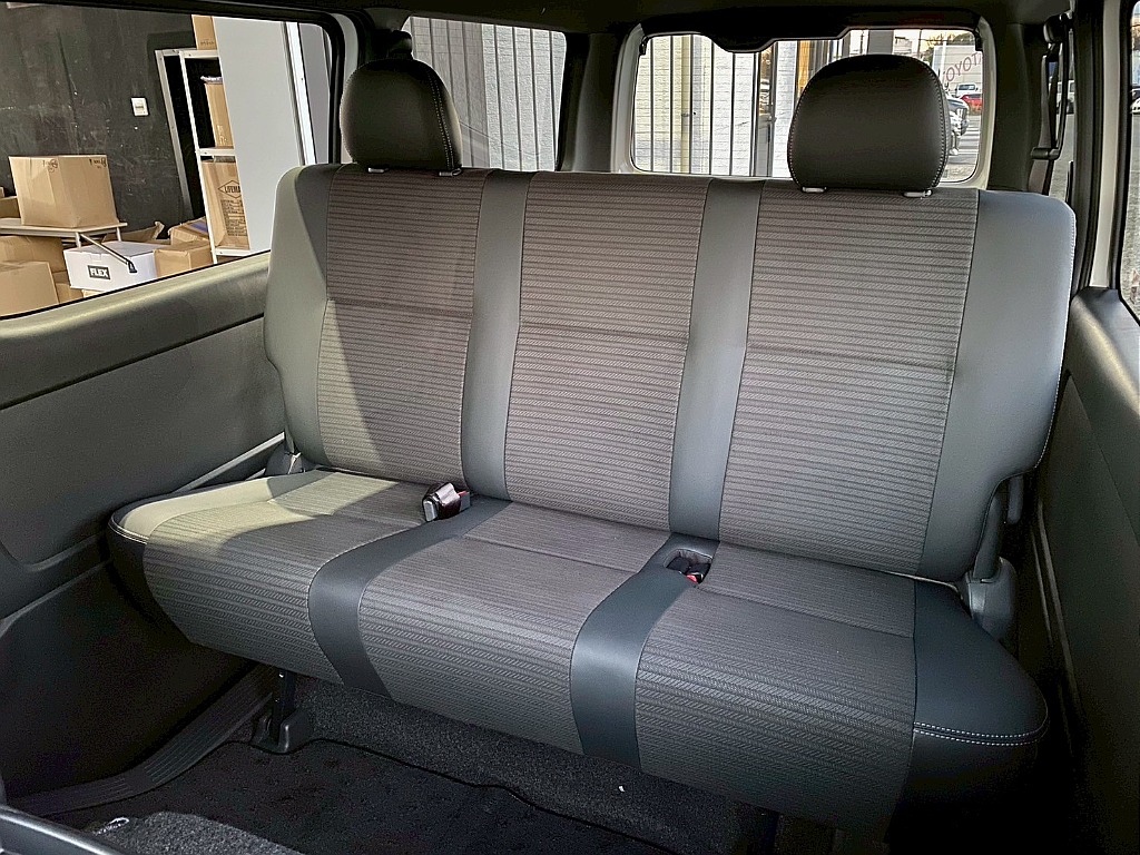 トヨタ ハイエースバン(4枚目)