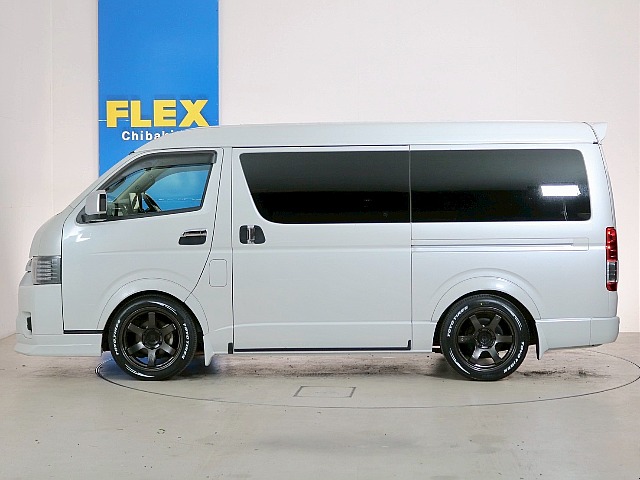 ハイエースは間口が広く乗り降りが楽々！