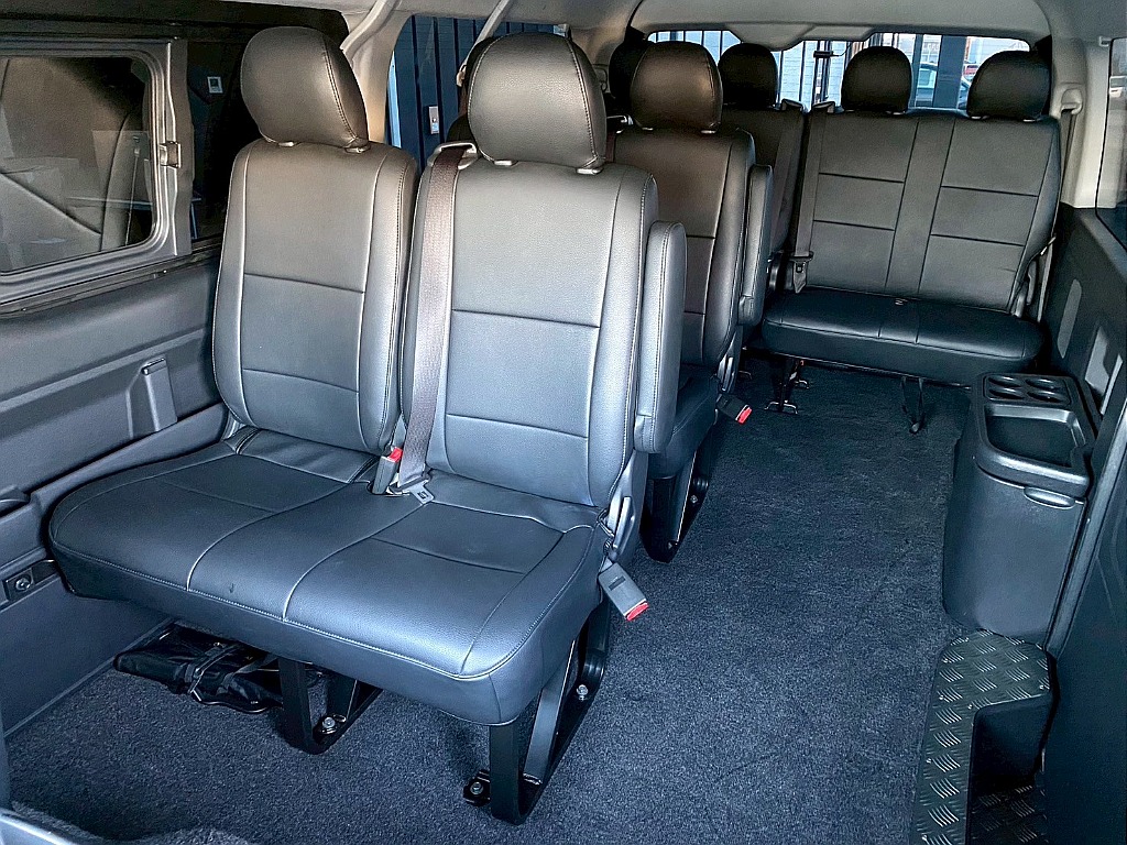 トヨタ ハイエース(4枚目)