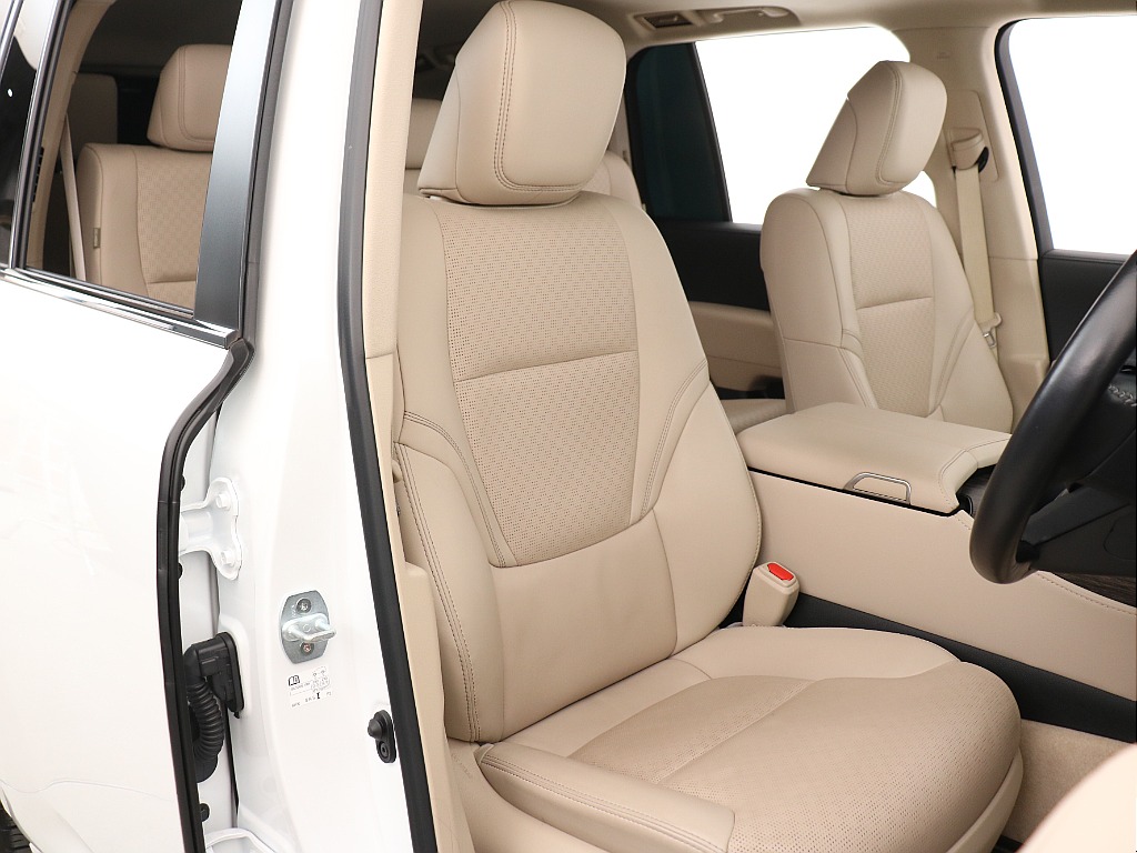 シートヒーターやベンチレーショ付きの電動パワーシート！