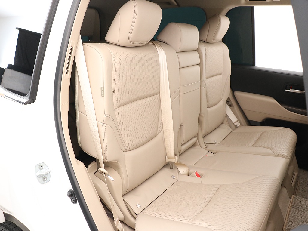 後部座席もご覧の通りで前席同様シートヒーターやベンチレーション付き！