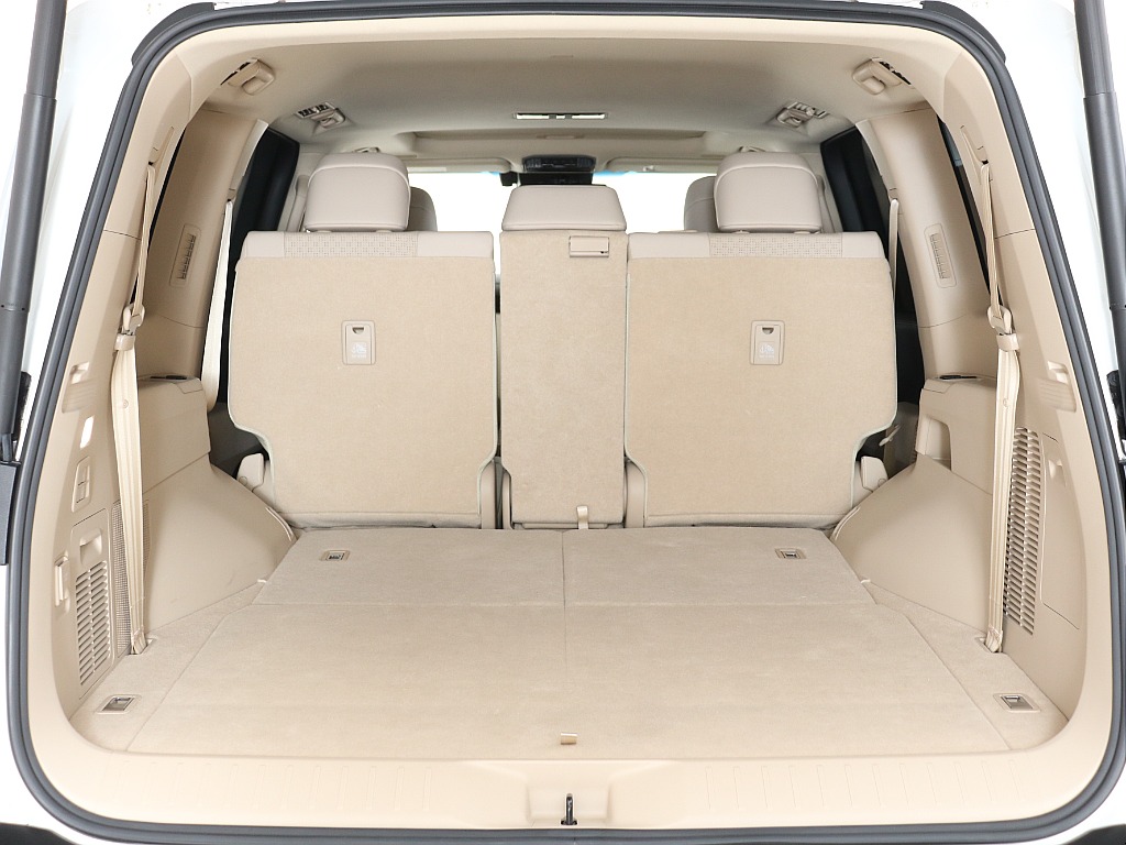 サードシートを格納すれば広大なラゲッジスペース！