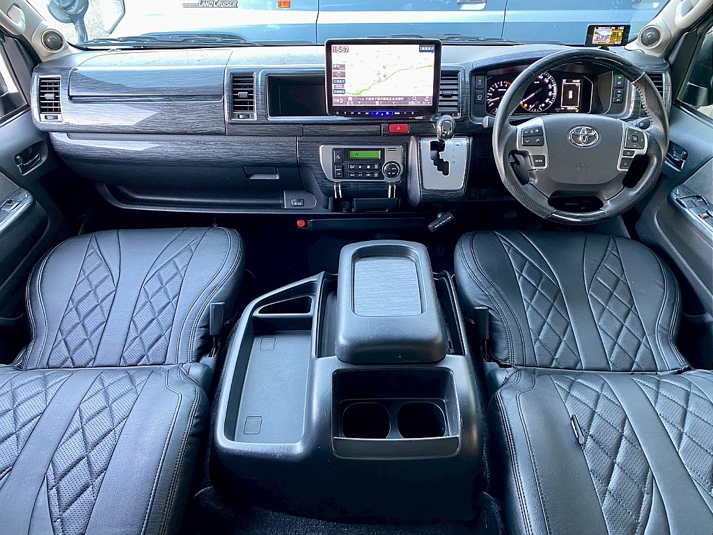 トヨタ ハイエース(3枚目)