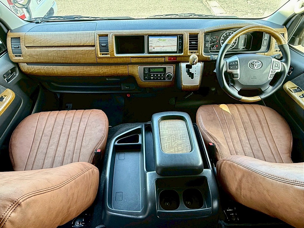 トヨタ ハイエース(3枚目)