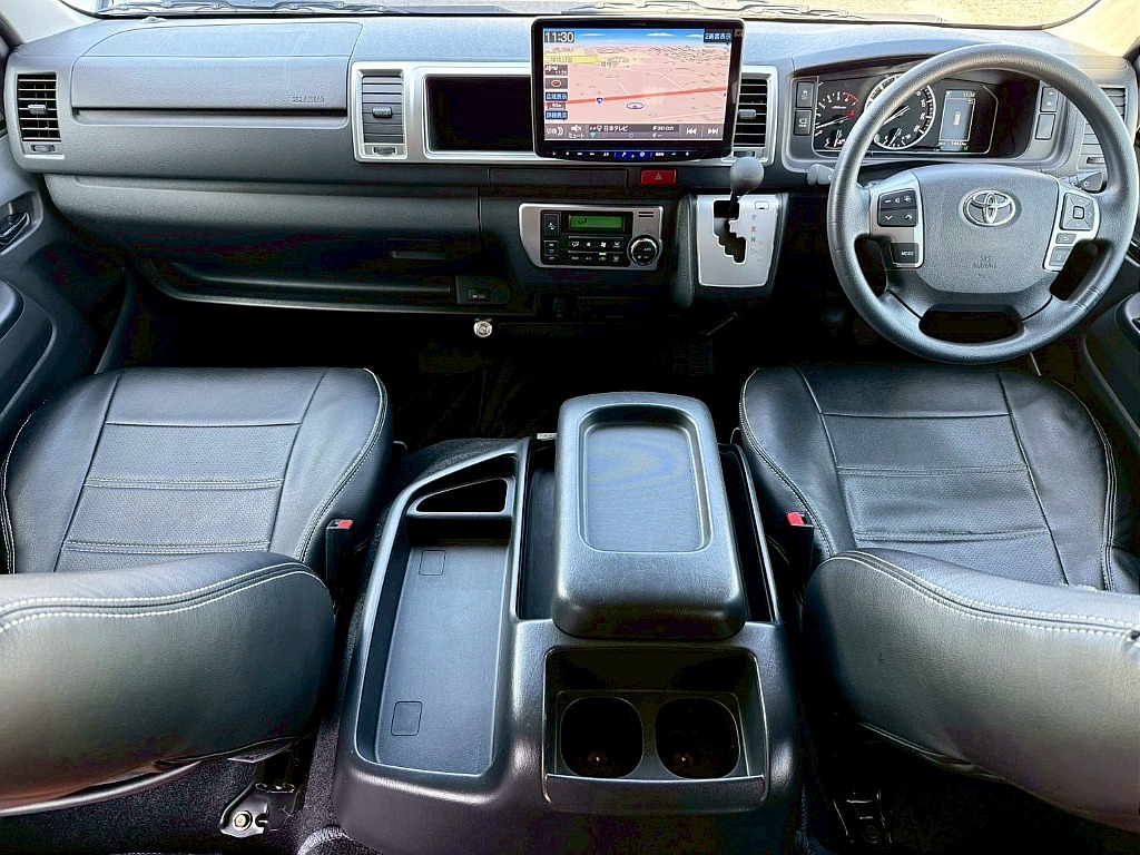 トヨタ ハイエース(3枚目)