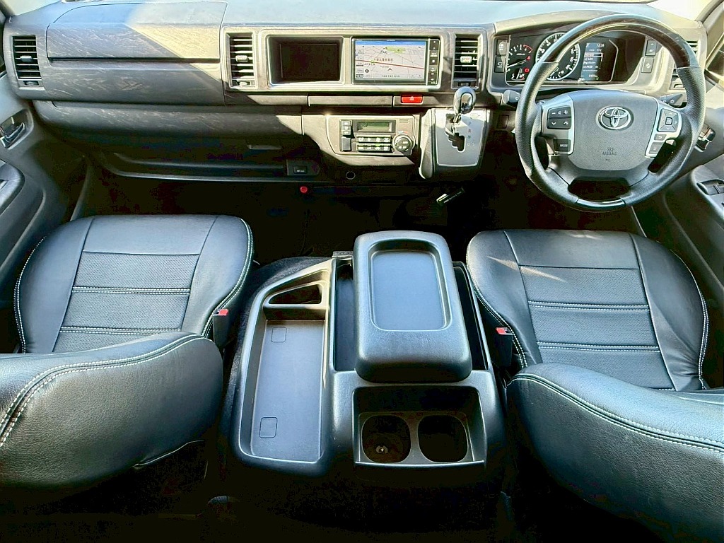 トヨタ ハイエース(3枚目)