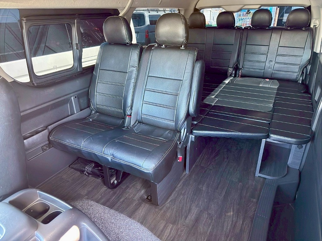 トヨタ ハイエース(4枚目)