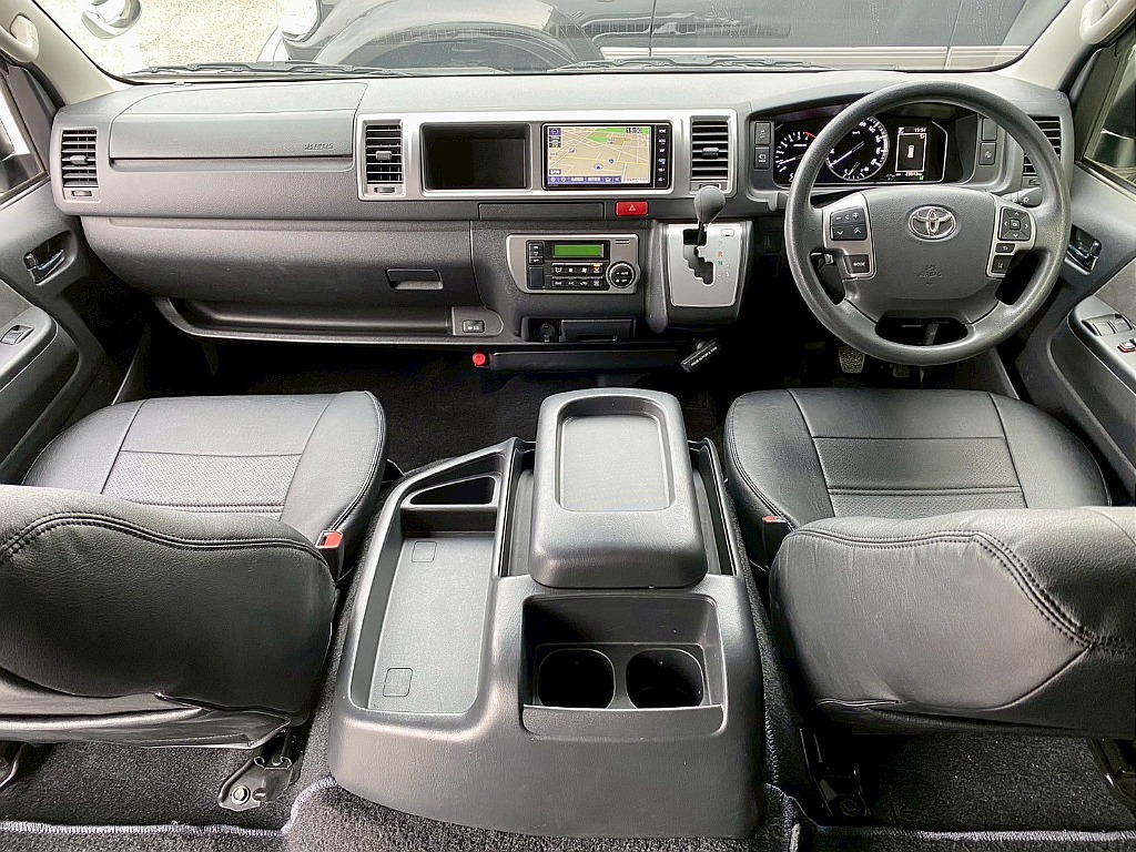 トヨタ ハイエース(3枚目)