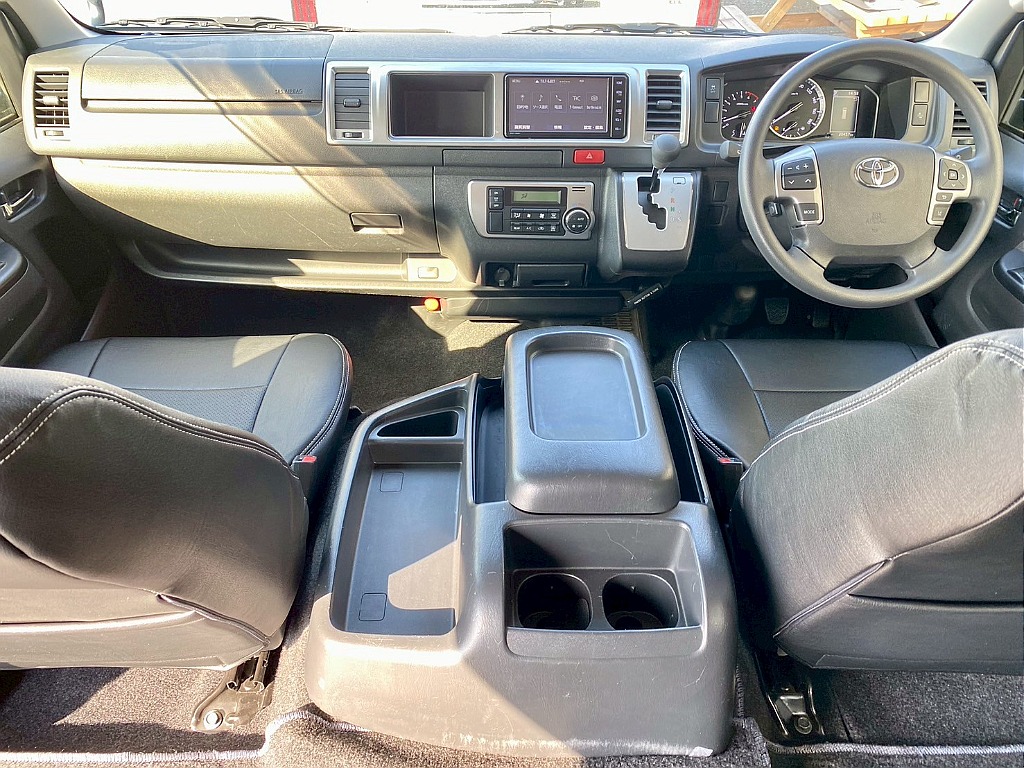 トヨタ ハイエース(3枚目)