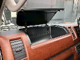 助手席前には収納スペースを完備♪