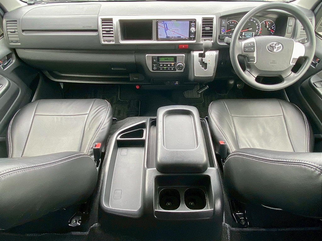 トヨタ ハイエース(3枚目)