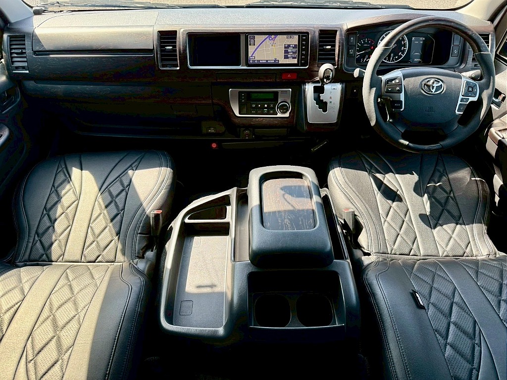 トヨタ ハイエース(3枚目)