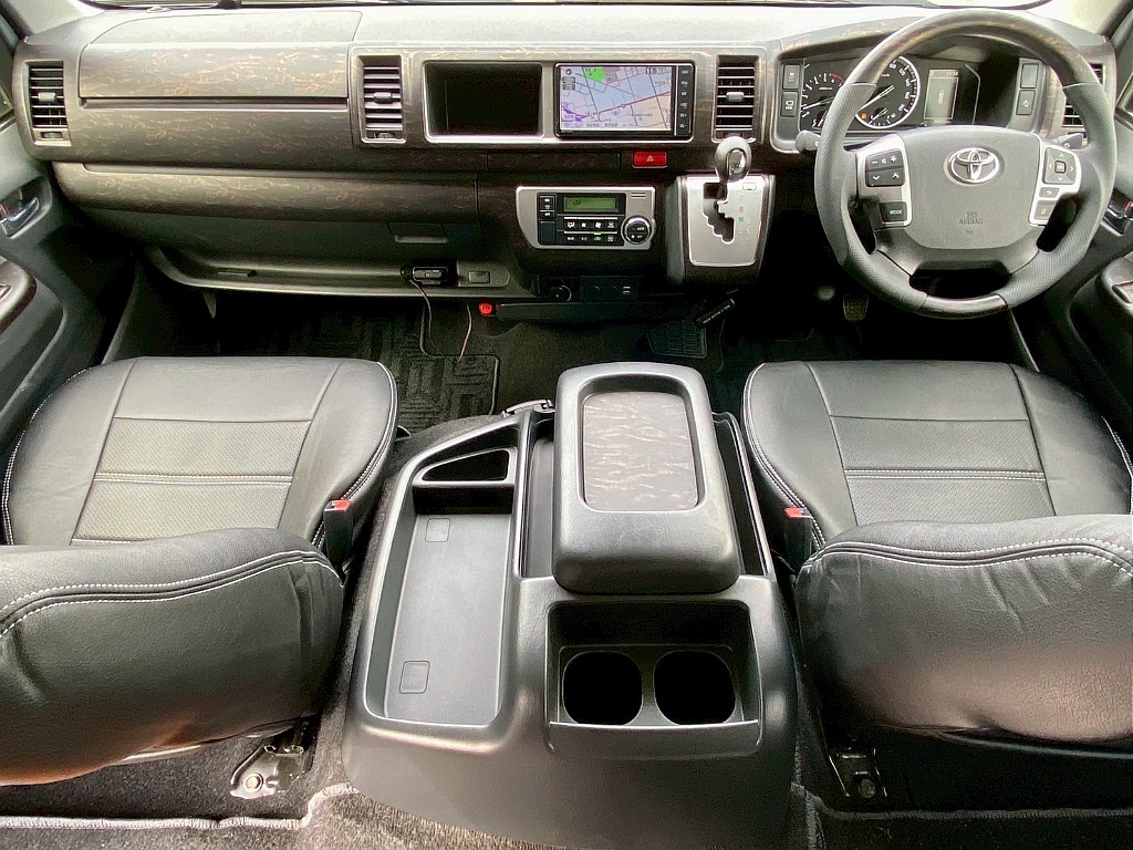 トヨタ ハイエース(3枚目)