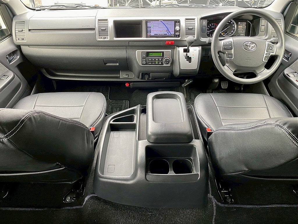 トヨタ ハイエース(3枚目)