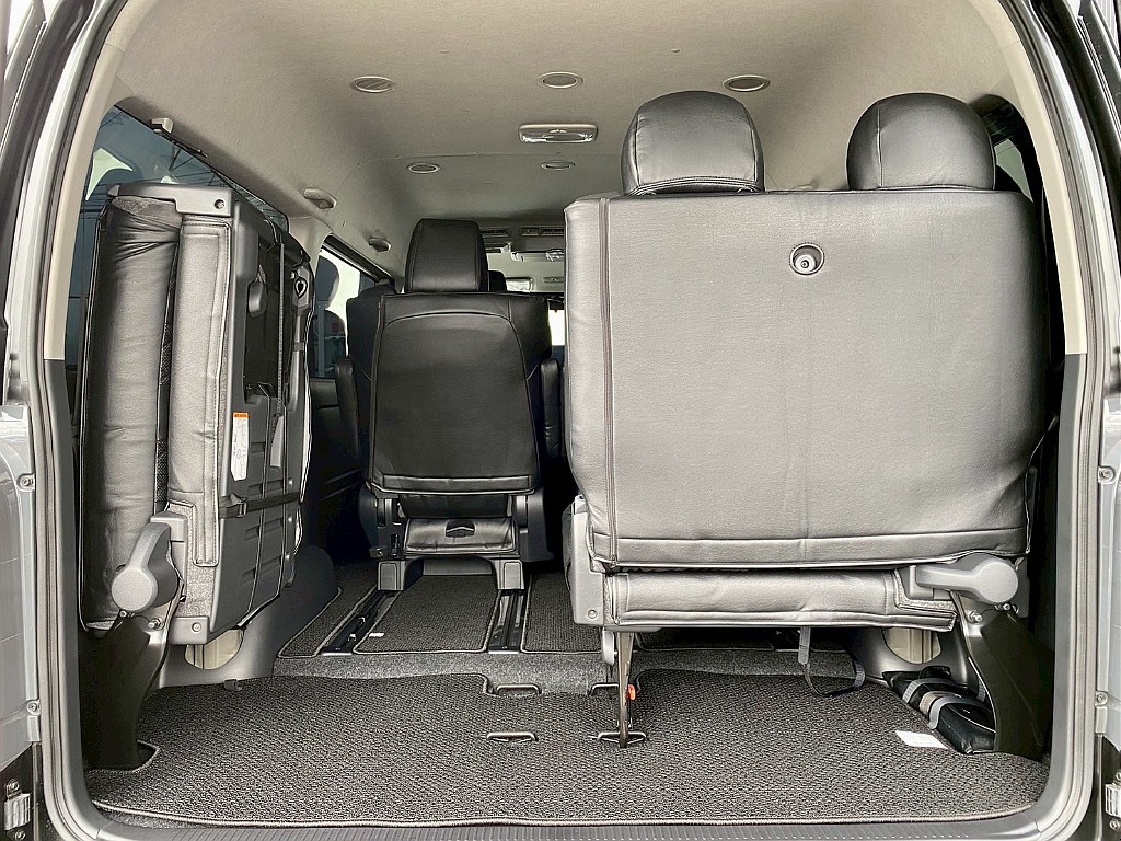 片側を跳ね上げれば簡単にラゲッジスペース確保♪