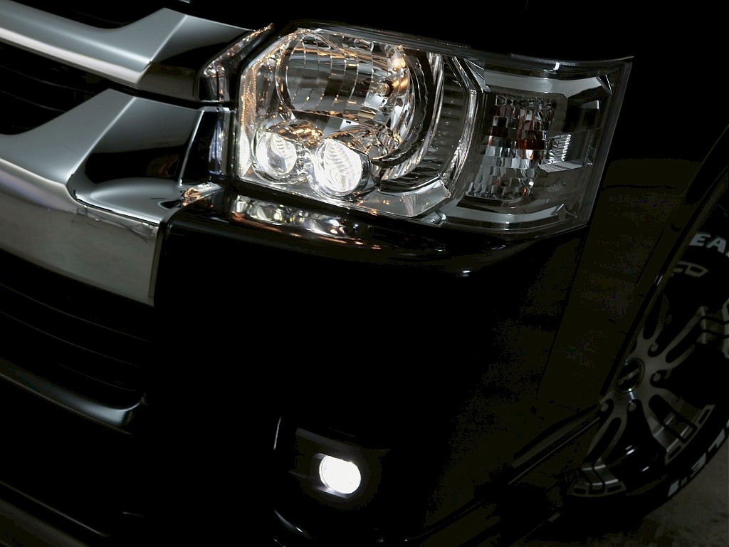 標準装備:LEDフォグランプ+メーカーOP:LEDヘッドランプ