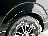 オーバーフェンダーでタイヤハウス空間の収まりが良い♪