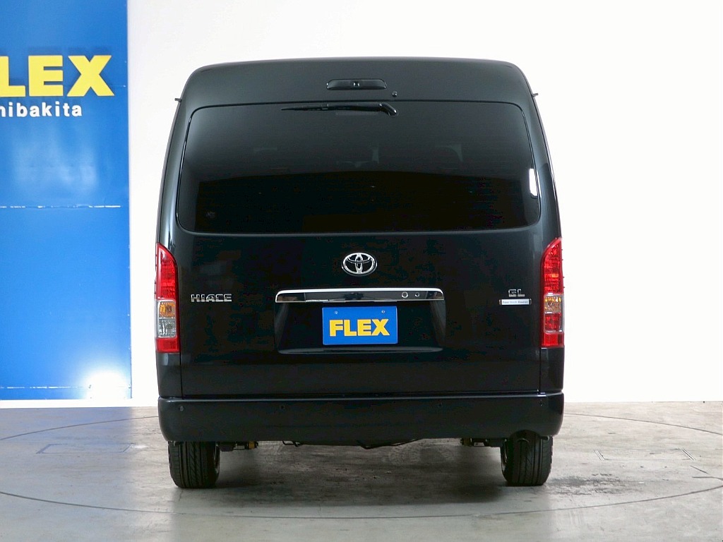 ファインテックツアラー専用エンブレムで他とは違うハイエース♪