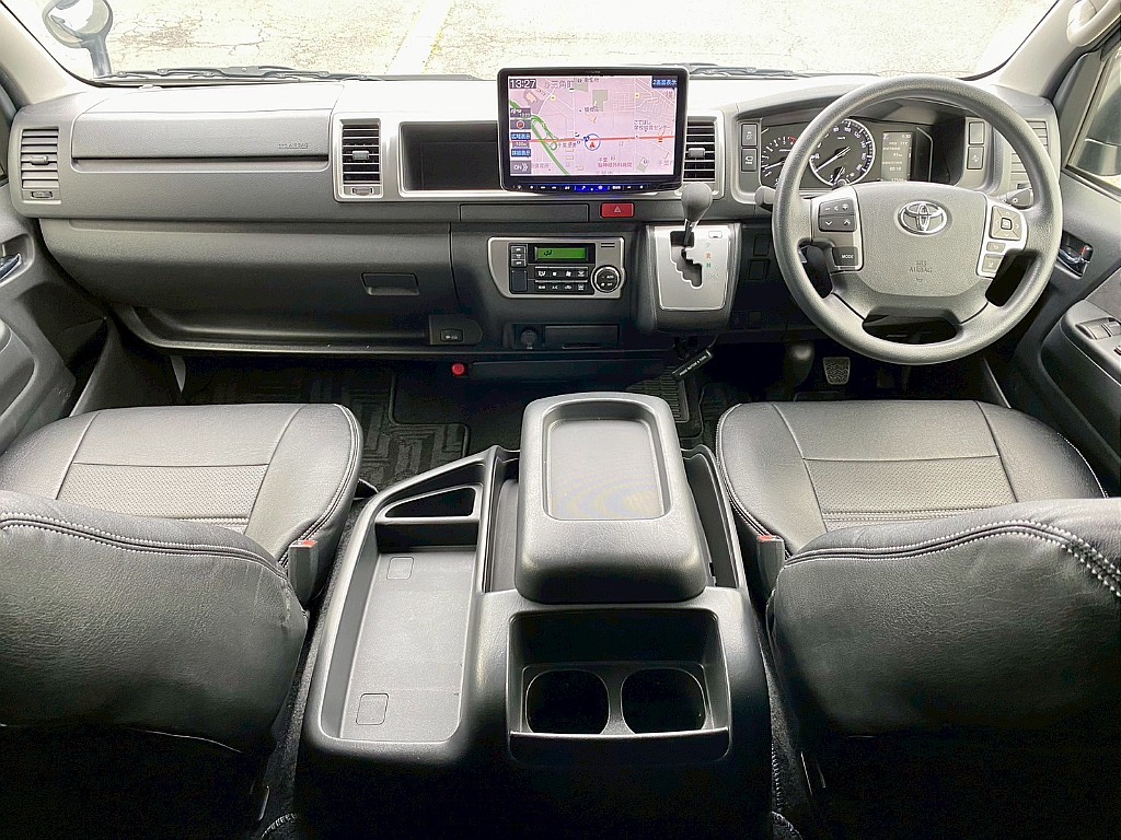 トヨタ ハイエース(3枚目)