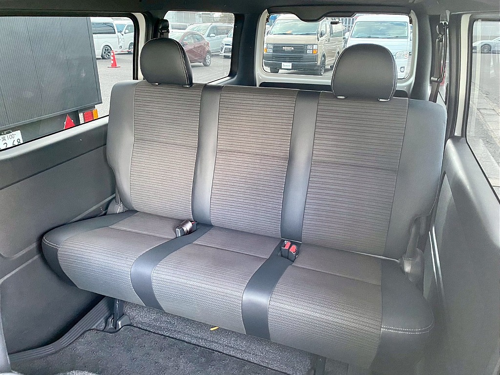 トヨタ ハイエースバン(4枚目)