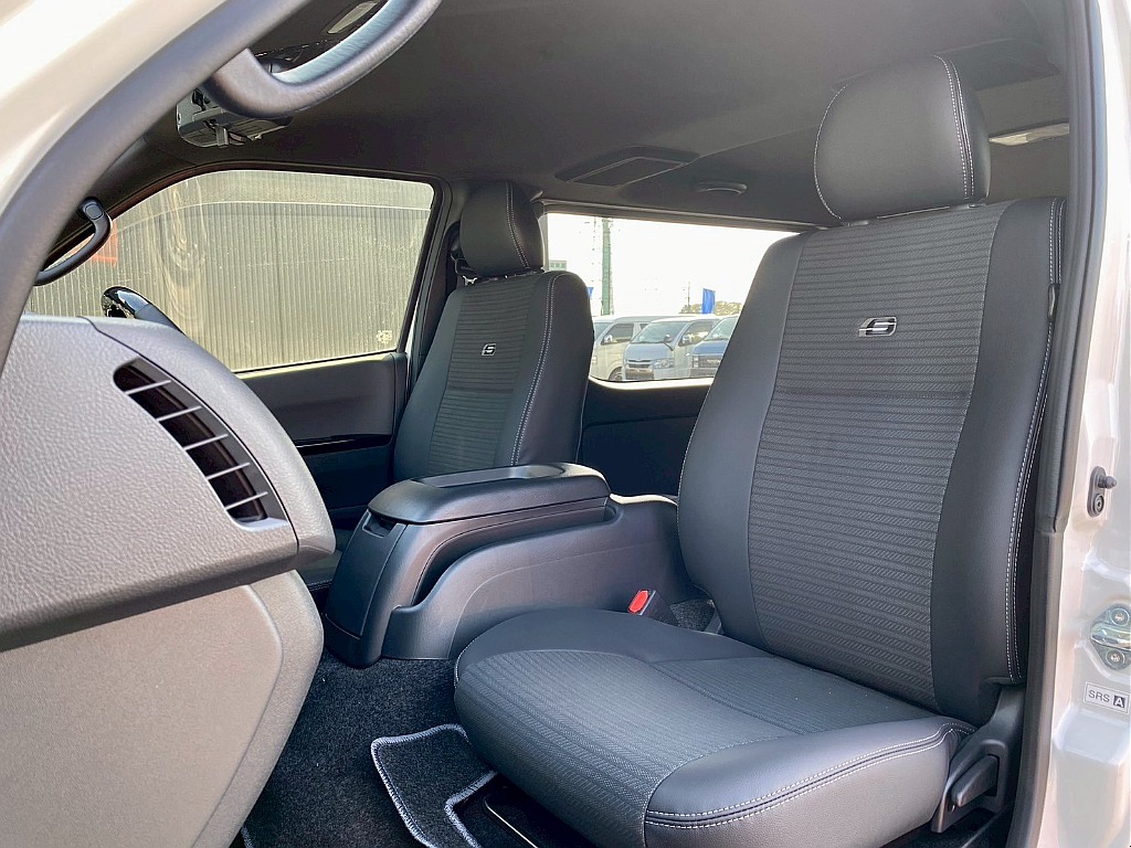 トヨタ ハイエースバン(10枚目)