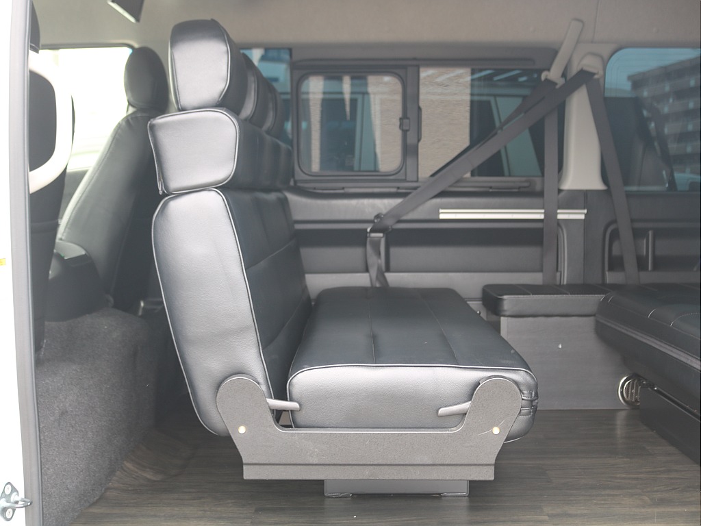 ランドクルーザーやハイエースなどを常時40台以上展示！お客様のニーズにあった最適なお車をご提案させていただきます。ご来店の際はお気軽にお問合わせください！