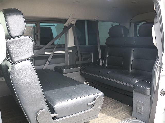 セカンドシートを後ろ向きにして対面シートも可能！ご家族や友人とのお出かけも楽しみになりますね♪