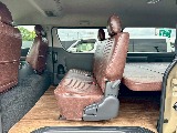 ２列目は３人掛けベンチシートタイプ！シートは折りたたみ展開・跳ね上げ収納が可能です♪