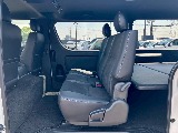 ２列目は３人掛けベンチシートタイプ！シートは折りたたみ展開・跳ね上げ収納が可能です♪