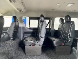２・３列目は２人掛けベンチシートタイプ！
