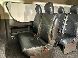 ２・３列目は２人掛けベンチシートタイプ！