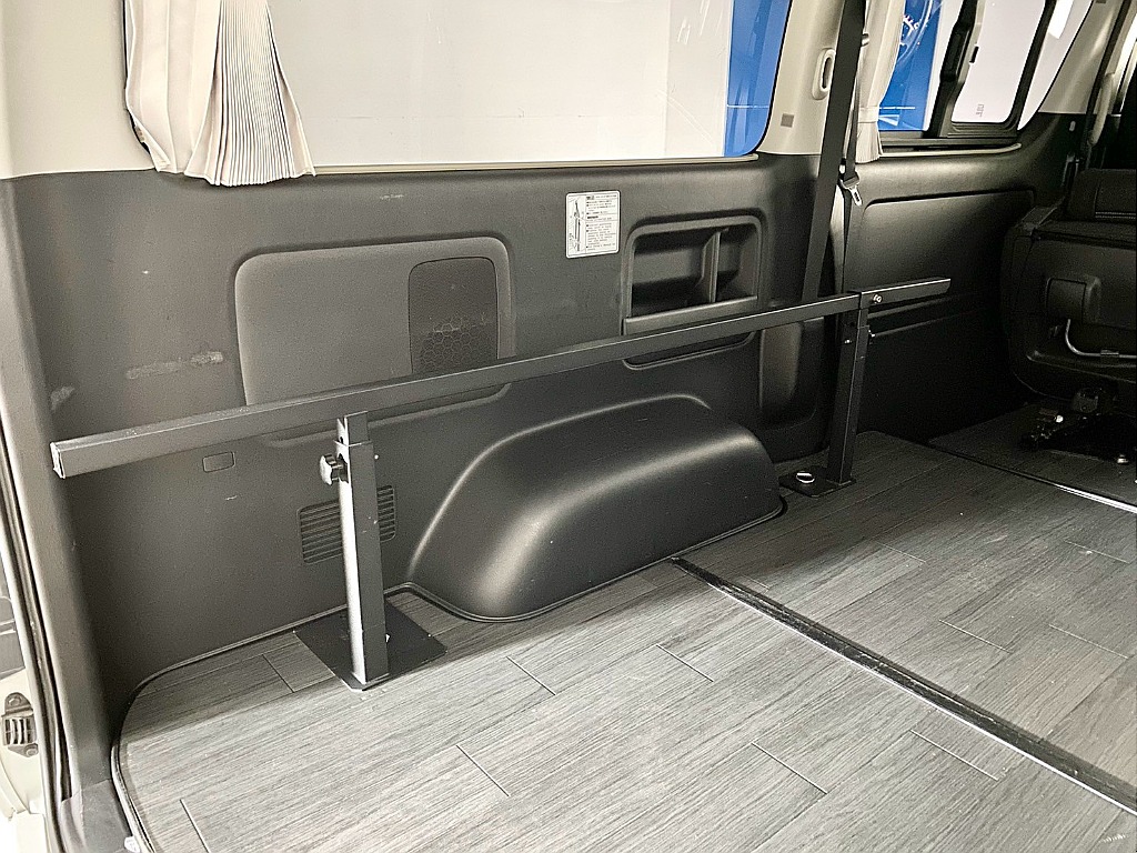 荷室トリムには使用に伴うキズや汚れがございます。