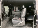 ２列目は３人掛けベンチシートタイプ！シートは折りたたみ展開・跳ね上げ収納が可能です♪