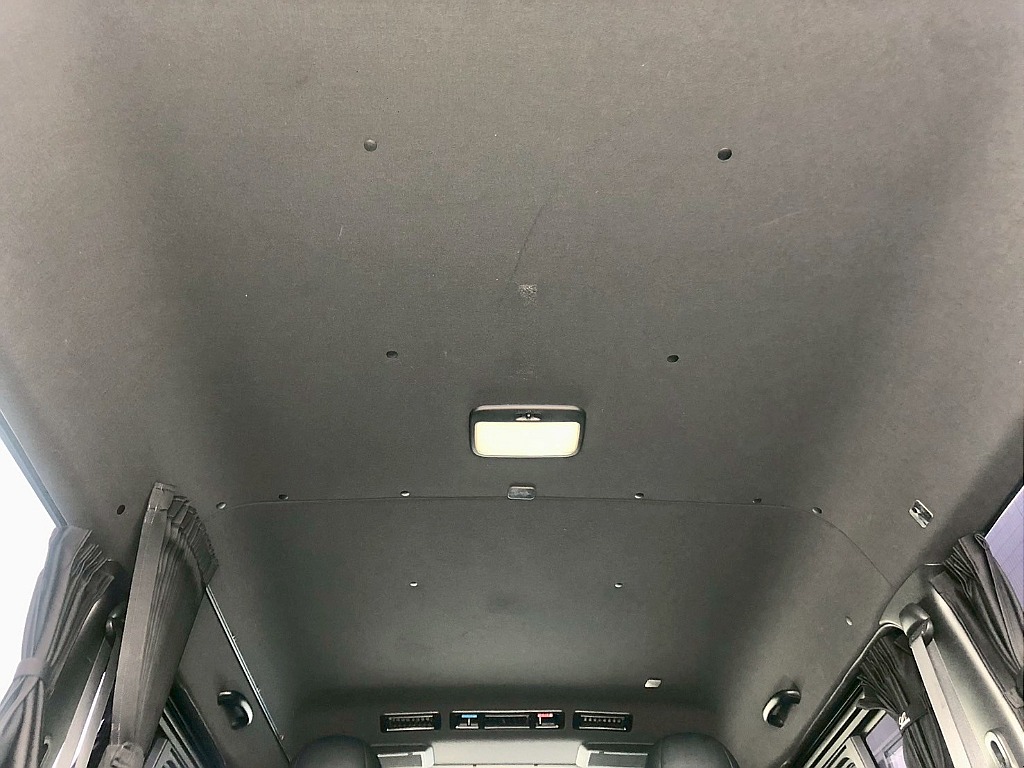 天井やトリム（車内の壁）等がブラックカラーとなっており、高級感のある内装となっております♪