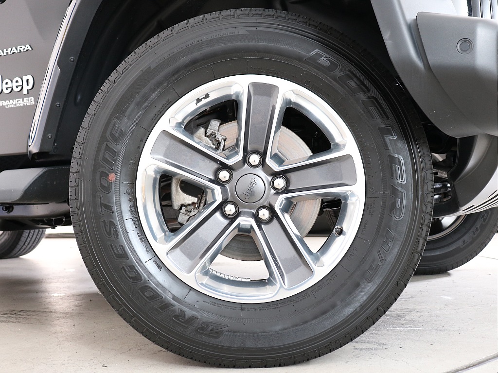 純正18インチAWに255/70R18のタイヤを装備しております！