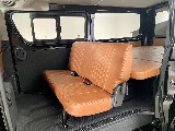 ２列目は３人掛けベンチシートタイプ！
