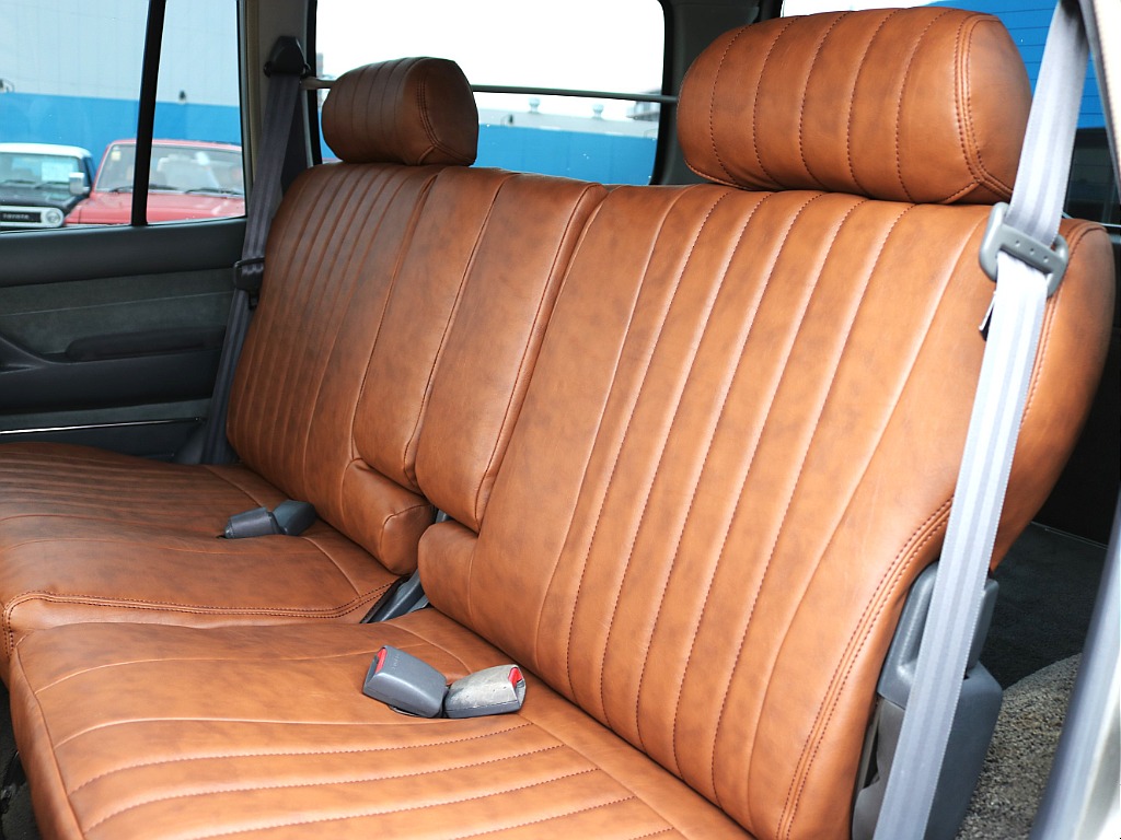 二列目シートも広々。肘掛けがありゆったりとくつろげます♪