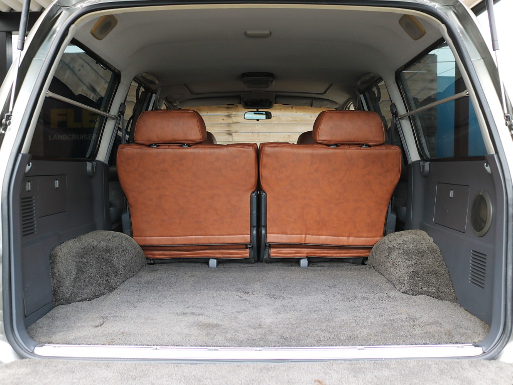 ラゲッジルームも広々と、趣味やアウトドア、買い物にも大活躍間違いなしです！ゴルフバックやベビーカーなんでもゴザレです！