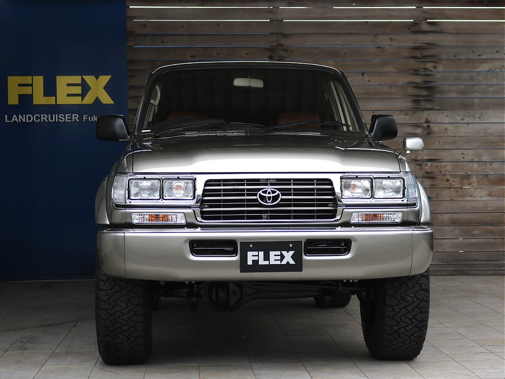 ボディ配色はトヨタカラー「ソニックチタニウム」とメッキのみ！足元には鈍く光沢のあるブラV「ハイパーブラックⅡ」！