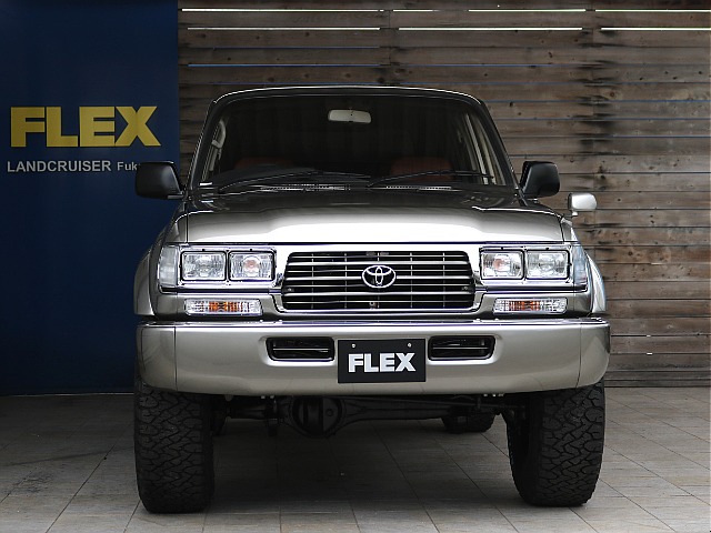 ボディ配色はトヨタカラー「ソニックチタニウム」とメッキのみ!足元には鈍く光沢のあるブラV「ハイパーブラックⅡ」!