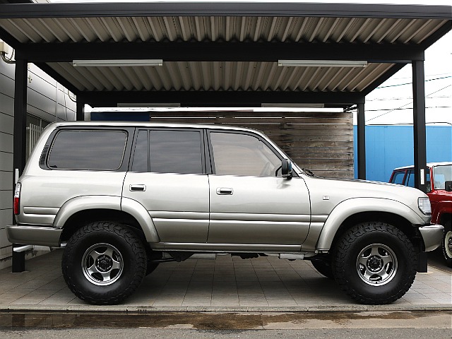 サイドビューになります!タイヤサイズは315/75R16になりますのでむっちりとした見た目になってます♪