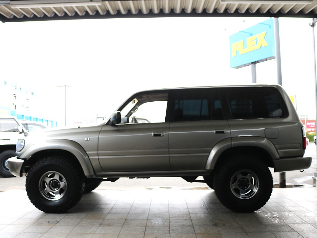 サイドステップレスにより車台が持ち上がってスッキリとした見た目になっております。もちろん、サイドステップの取付も可能ですのでご入用の際はご相談ください！