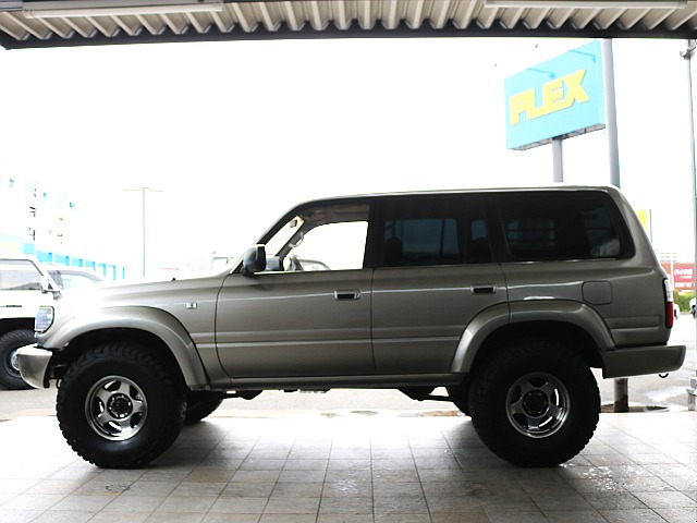 サイドステップレスにより車台が持ち上がってスッキリとした見た目になっております。もちろん、サイドステップの取付も可能ですのでご入用の際はご相談ください!