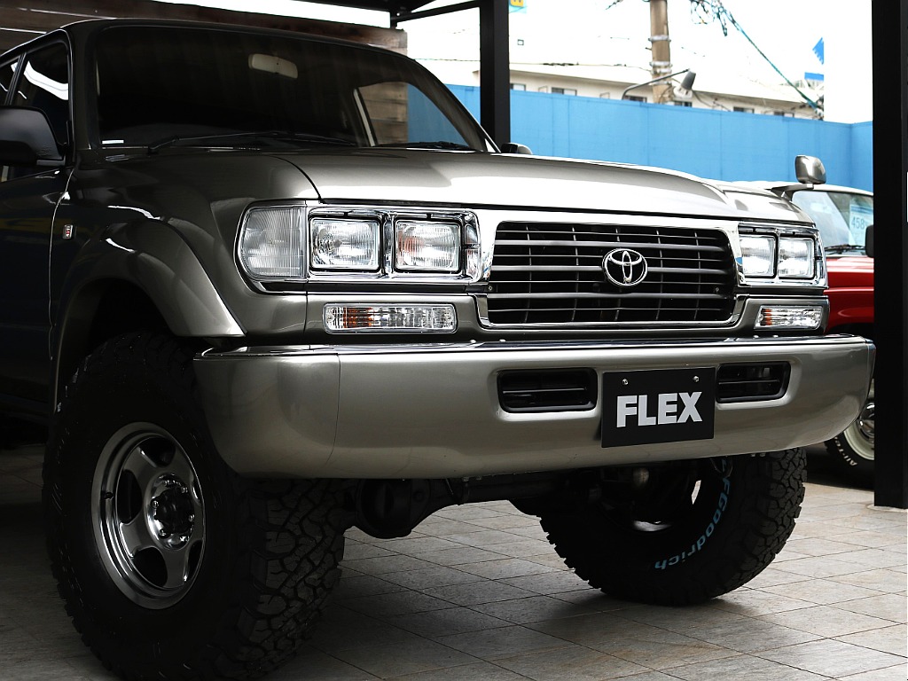 人気のカスタム「角目ヘッドライト」を装着。ランクル80だったらこのカスタムは外せない方も多いです！