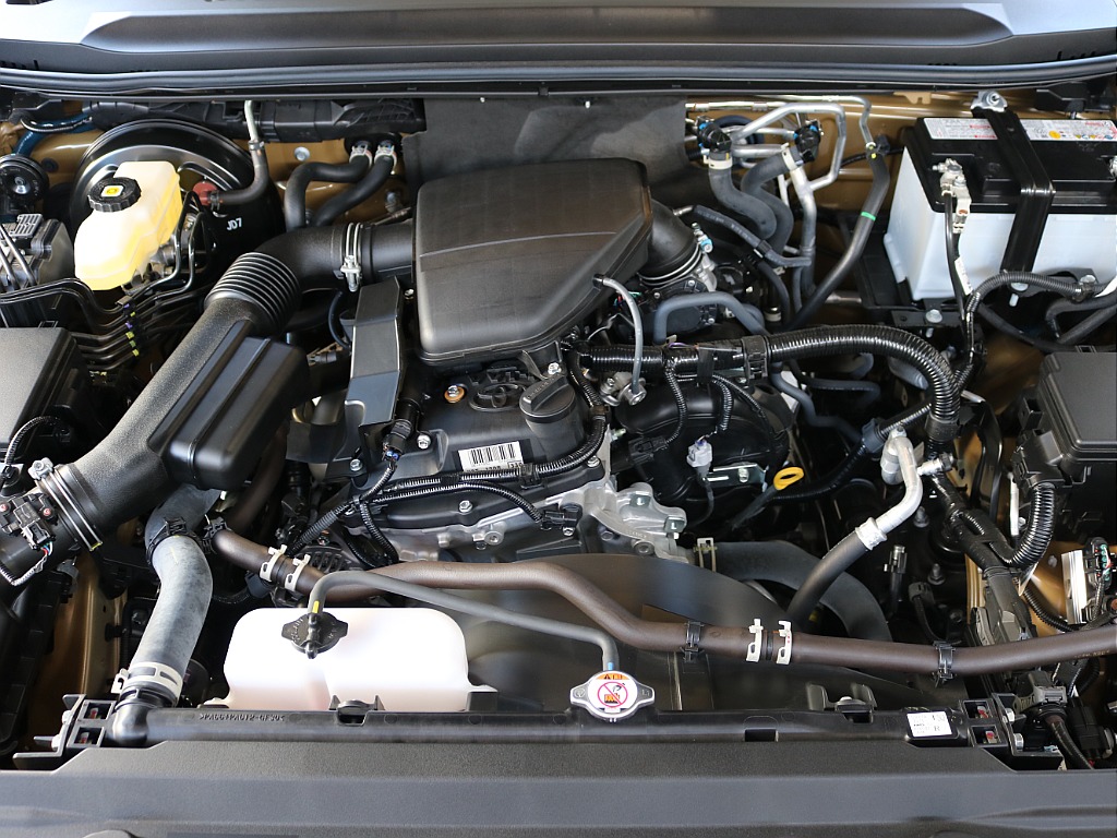 2700ccガソリンエンジン。2004年の登場以降、圧倒的な耐久性と低中速トルクを重視した堅牢な設計で、過酷な条件下でも高い信頼性を誇ります！