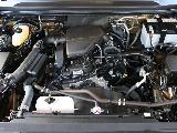 2700ccガソリンエンジン。2004年の登場以降、圧倒的な耐久性と低中速トルクを重視した堅牢な設計で、過酷な条件下でも高い信頼性を誇ります！