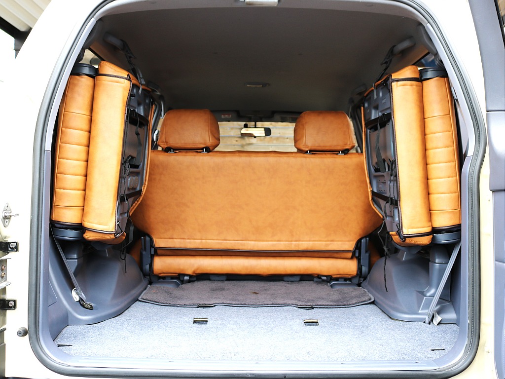 8人乗りです！サードシートを使用しない時はご覧の通り左右に跳ね上げし、お荷物もたくさん積めます♪