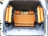 8人乗りです！サードシートを使用しない時はご覧の通り左右に跳ね上げし、お荷物もたくさん積めます♪