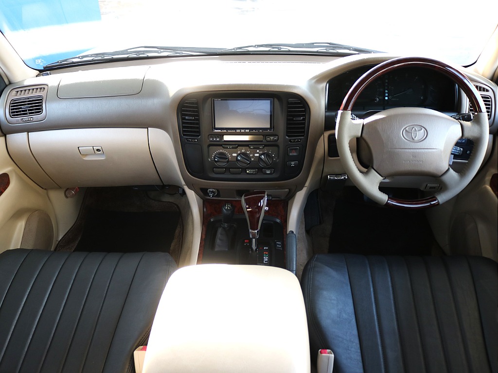 車内はベージュ内装になりますので高級感があります！
