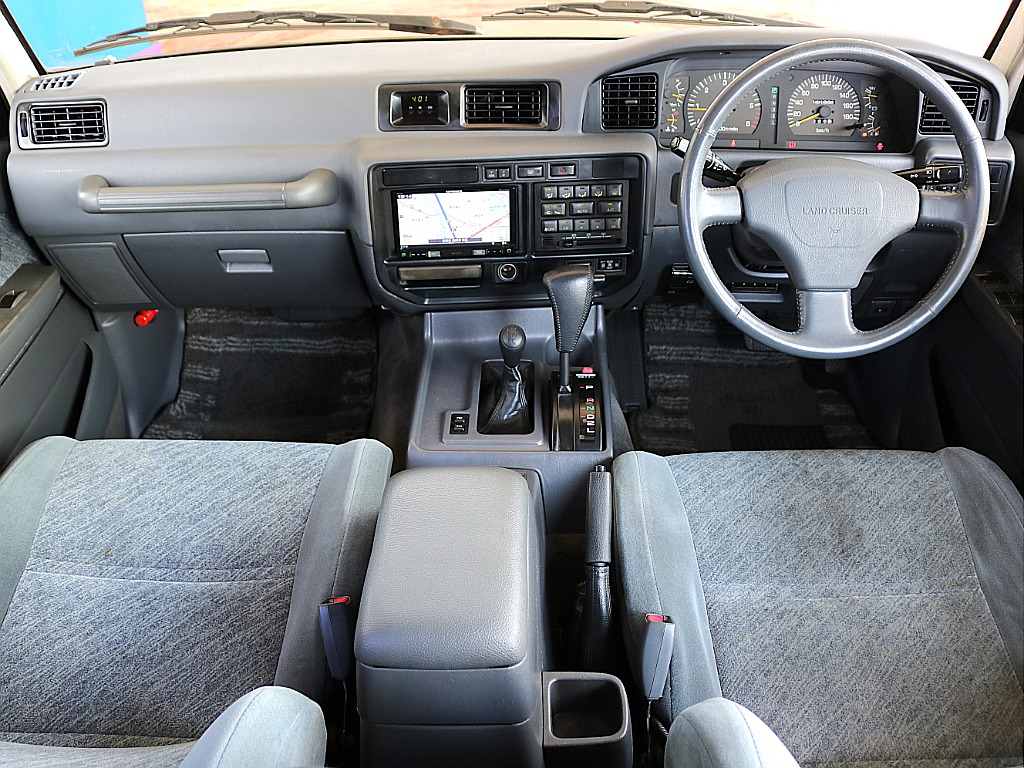 内装はシックなグレー内装です♪希少なVXグレードの良さを活かしてこのままでもいいですしシートカバーやナルディハンドルへのカスタムもご相談ください！